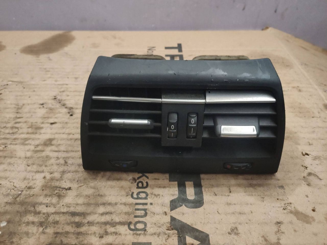 дефлектор обдува салона BMW 7 серия F01/F02 2008, 9118249 - фото №1