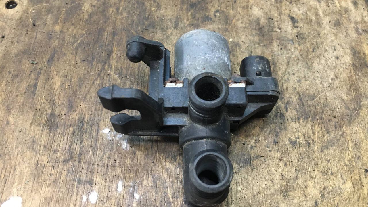 кран отопителя (печки) BMW 3 серия E36 1996, 2.0 л., АКПП, седан, 8391418 - фото №1