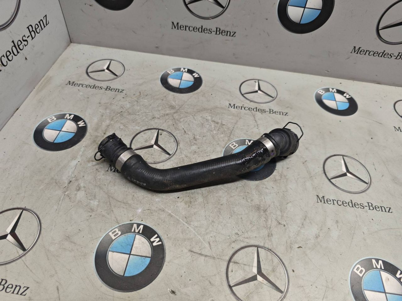 патрубок радиатора Mercedes-Benz GLB-Класс 1 поколение 2022, бензин, задний привод, A2475010258 - фото №1