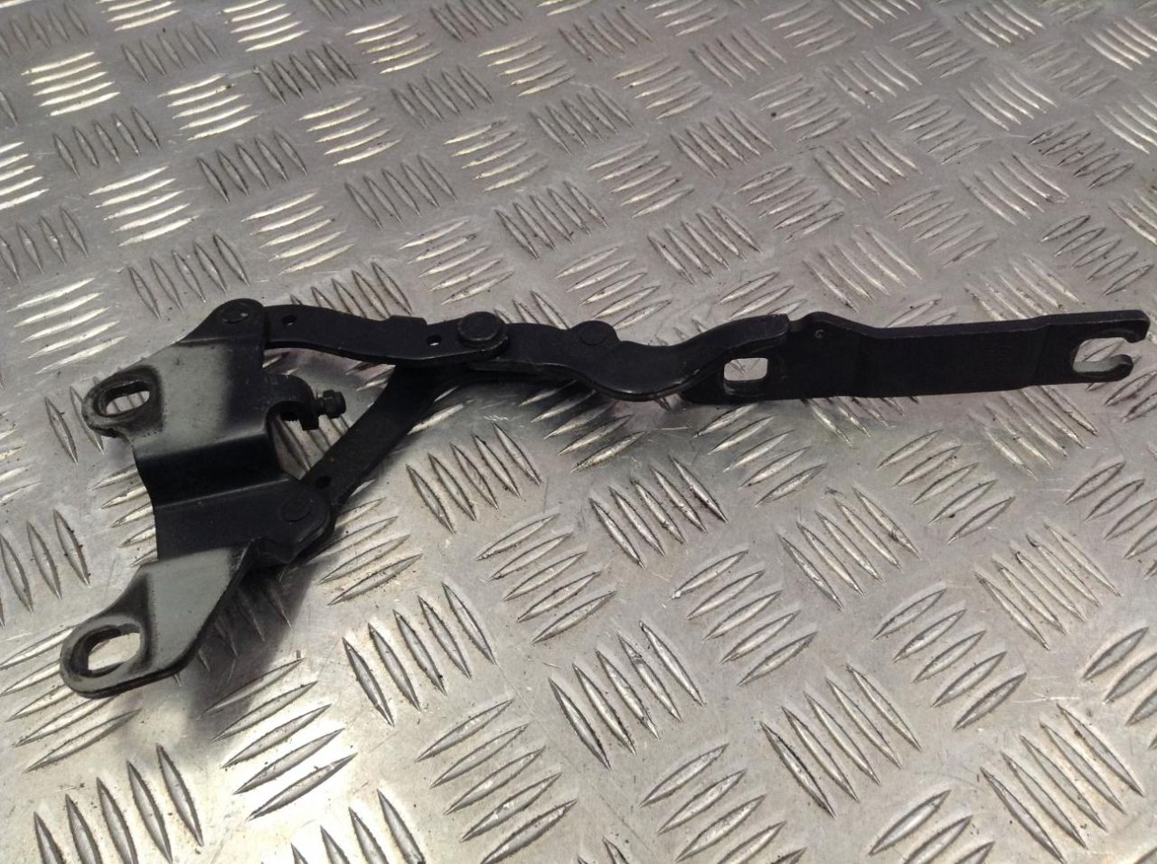 петля капота правая BMW 3 серия E90/E91/E92/E93 2006, 2.0 л., дизель, АКПП, седан, 7115264 - фото №1