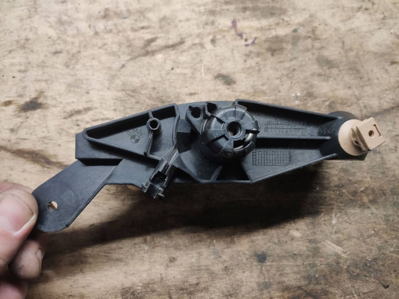 механизм открытия капота (кронштейн в салоне) BMW X5 E70 2007, 4.8 л., N62 B48 A, бензин, 7148521 - фото №1