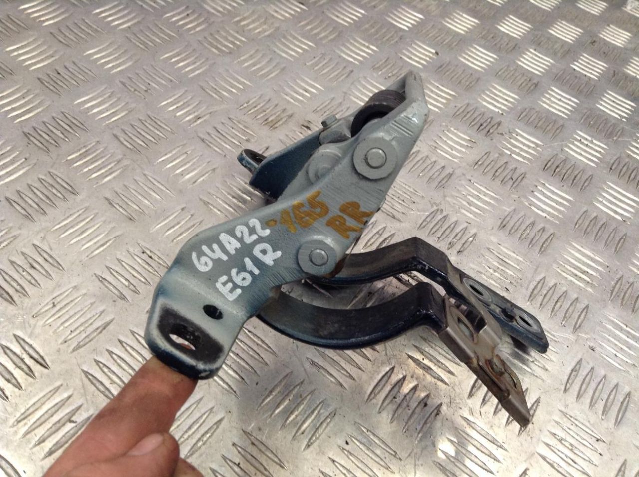 петля крышки багажника BMW 5 серия E60/E61 2005, 2.5 л., бензин, АКПП, универсал, 7061384 - фото №1