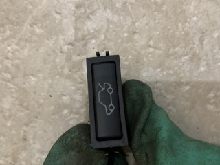 кнопка открытия багажника Land Rover Range Rover 3 поколение [2-й рестайлинг] 2012, 4.4 л., 448DT, дизель, АКПП, внедорожник 5 дв., 8365579