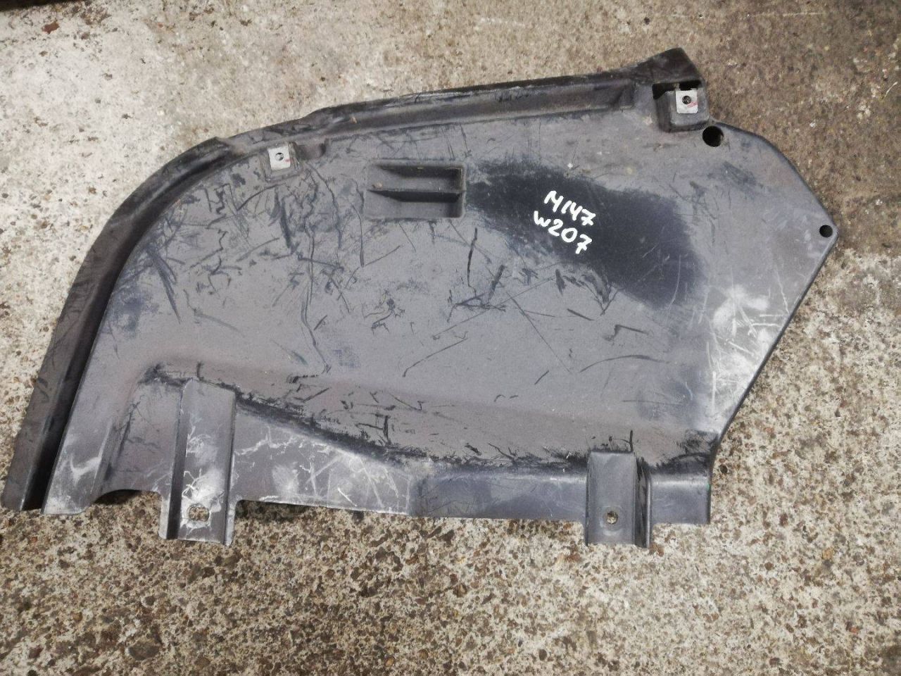 защита днища Mercedes-Benz E-Класс W212/S212/C207/A207 2011, 1.8 л., M 271.860, бензин, АКПП, черный, кабриолет, A2076100408 - фото №1