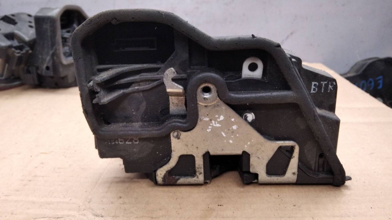 замок двери передней правой BMW 5 серия E60/E61 2007, 7154628 - фото №1