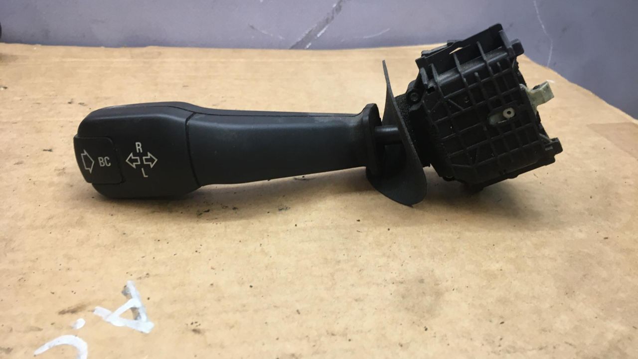 переключатель поворотов BMW 5 серия E39 1998, 2.5 л., бензин, АКПП, универсал, 8352172 - фото №1