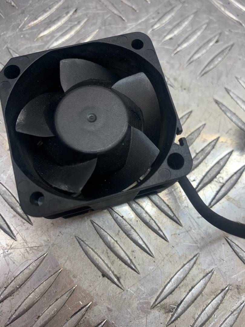 вентилятор охлаждения отсека электроники BMW X5 M E70 2010, 4.4 л., S63 B44 A, бензин, правый руль, 7547844 - фото №1