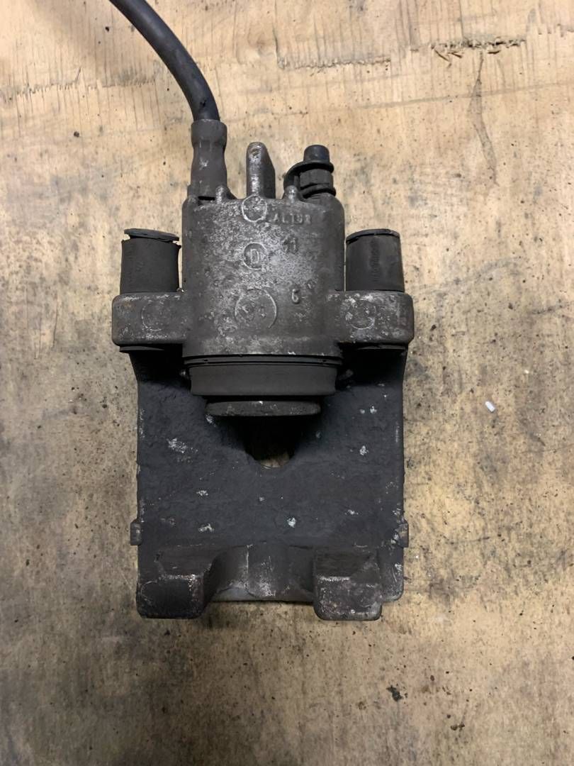 суппорт задний левый BMW 5 серия E60/E61 2007 - фото №1