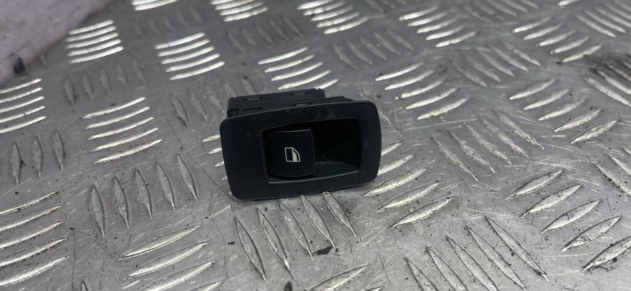кнопка стеклоподъемника двери BMW X5 M E70 2010, 4.4 л., S63 B44 A, бензин, 6945874 - фото №1