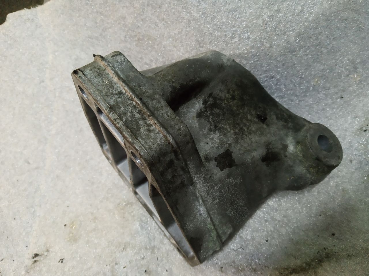 кронштейн двигателя Mercedes-Benz M-Класс W164 2006, 3.0 л., OM 642.940, дизель, АКПП, внедорожник 5 дв., 6422230204 - фото №1