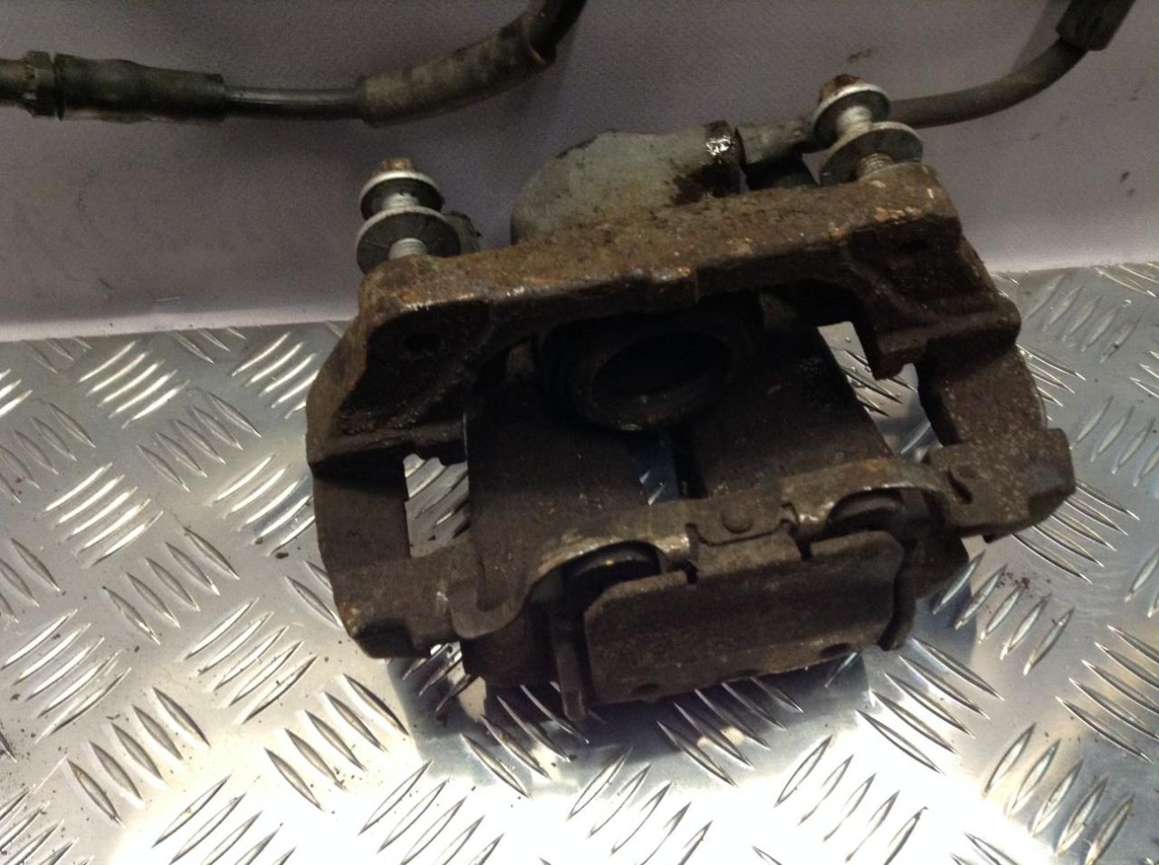 суппорт передний левый BMW X5 E70 2008, 3.0 л., N52 B30 AF, бензин, АКПП, внедорожник 5 дв. - фото №1