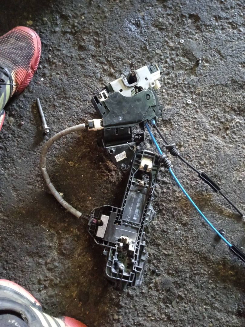 замок двери задней левой Mercedes-Benz C-Класс W204/S204 2009, 3.0 л., M 272.948, бензин - фото №1