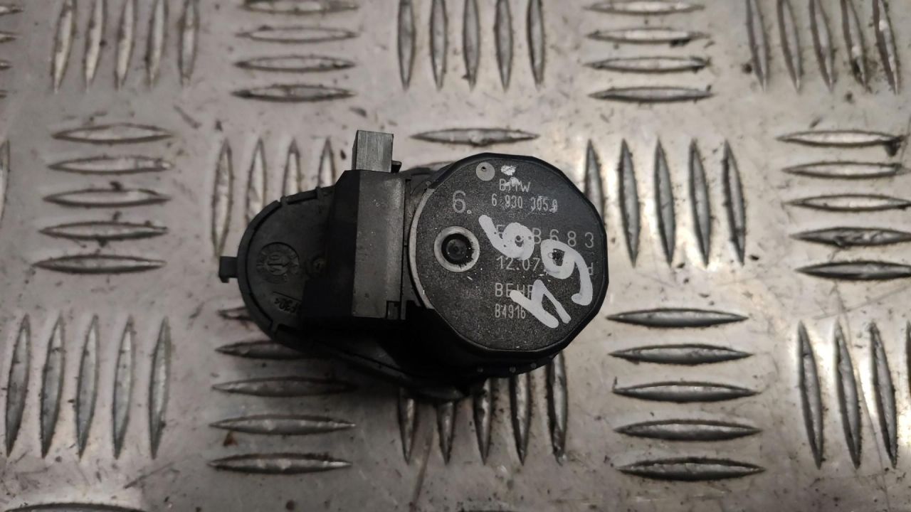 моторчик заслонки печки BMW 5 серия E60/E61 2004, 2.5 л., бензин, МКПП, синий, универсал, 6930305 - фото №1