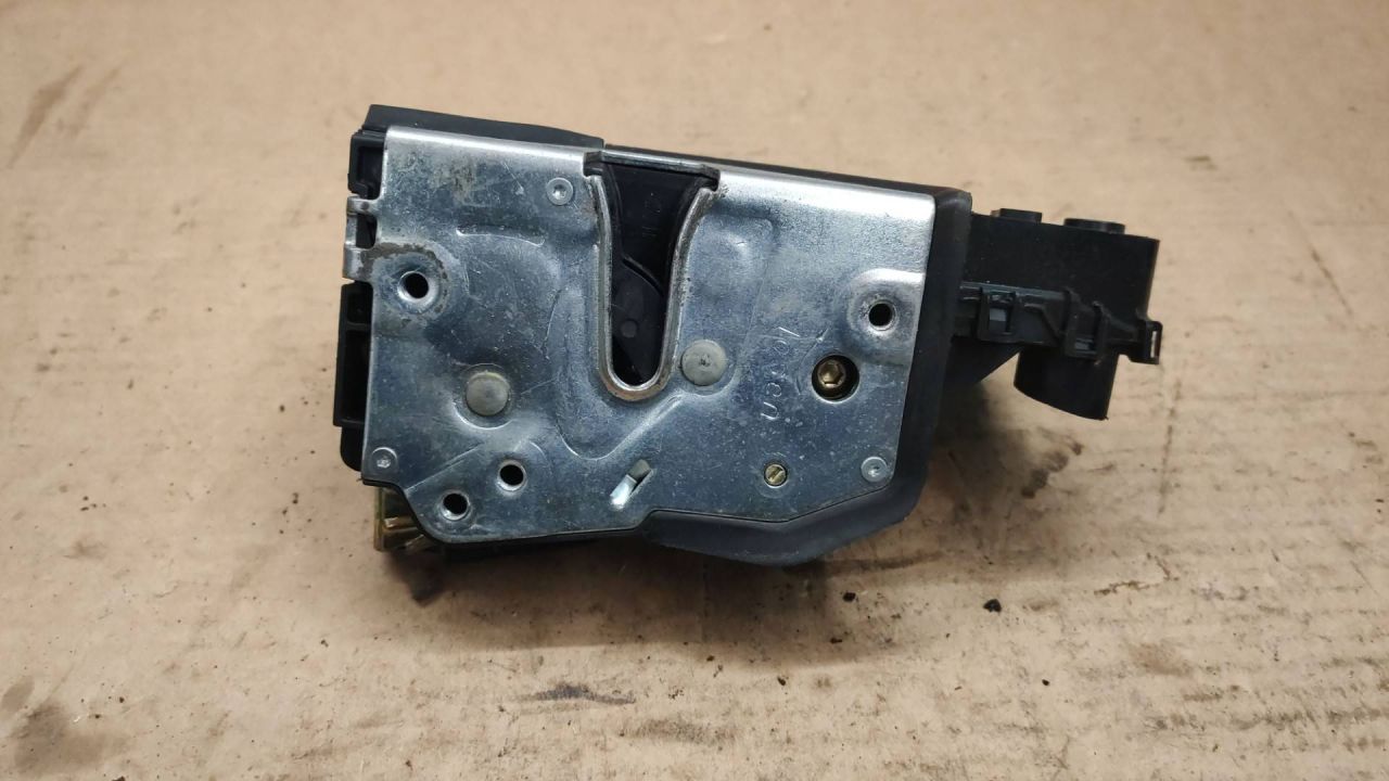 замок двери передней правой BMW 3 серия E46 2002 - фото №1