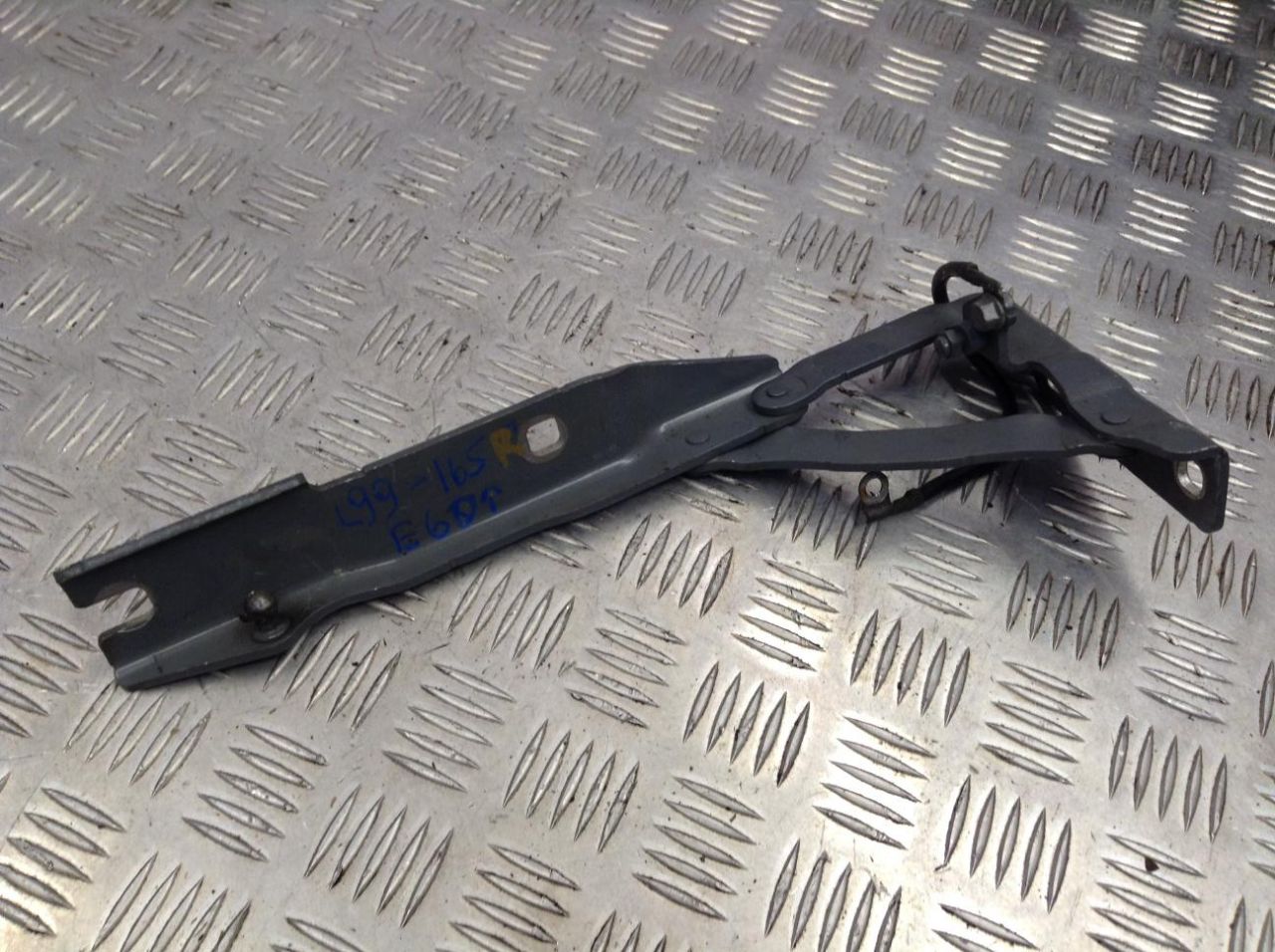 петля капота правая BMW 5 серия E60/E61 2007, 3.0 л., дизель, АКПП, седан, правый руль, 7008728 - фото №1