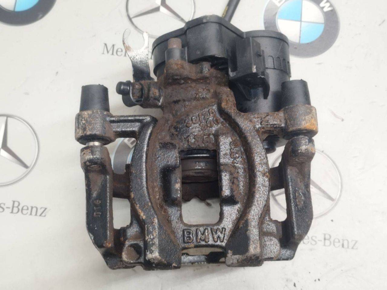 суппорт задний левый BMW X1 F48 2018, 2.0 л., бензин, АКПП - фото №1