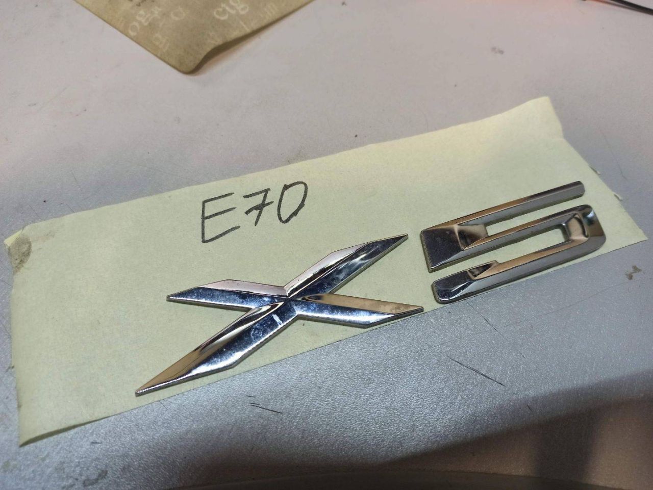 эмблема BMW X5 E70 2009, 3.0 л., дизель - фото №1