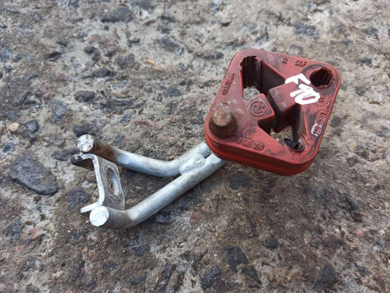 кронштейн глушителя BMW 2010, 3.5 л., бензин, 7585359 - фото №1