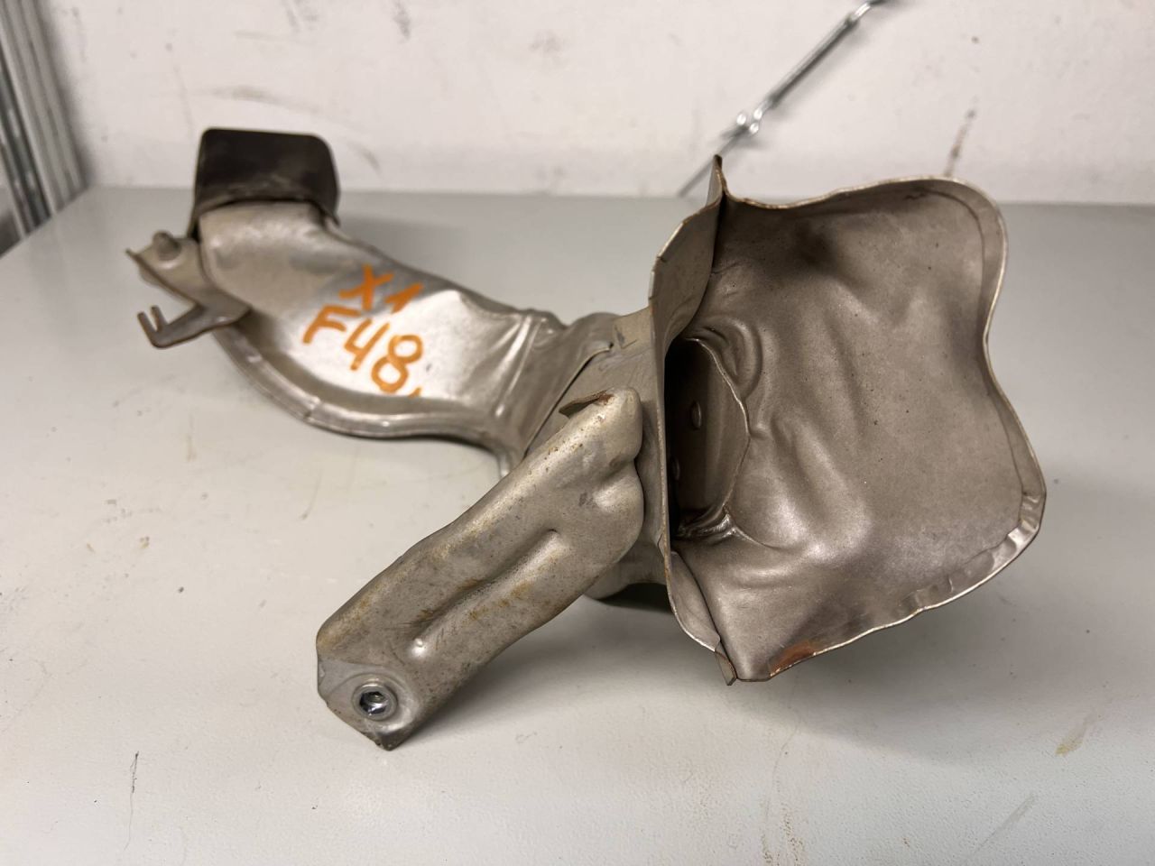 воздуховод (дефлектор) радиатора BMW X1 F48 2018, 2.0 л., бензин, 8605502 - фото №1