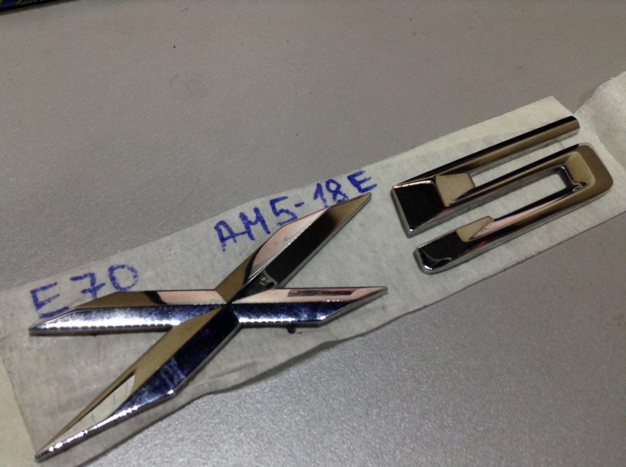 эмблема BMW X5 E70 2007, 3.0 л., N52 B30 A, бензин, АКПП, внедорожник 5 дв. - фото №1