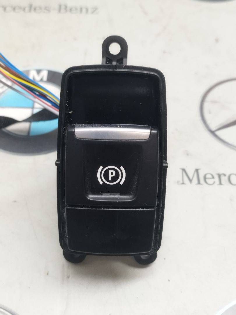 кнопка ручного тормоза (ручника) BMW X1 F48 2018, 2.0 л., бензин, 6822523 - фото №1