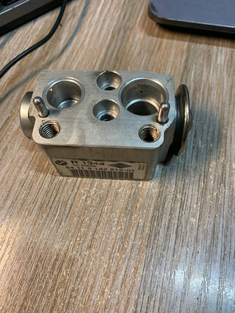 расширительный клапан кондиционера BMW X3 F25 2013, 2.0 л., N47 D20 C, дизель, АКПП, черный, внедорожник 5 дв., 9182512 - фото №1