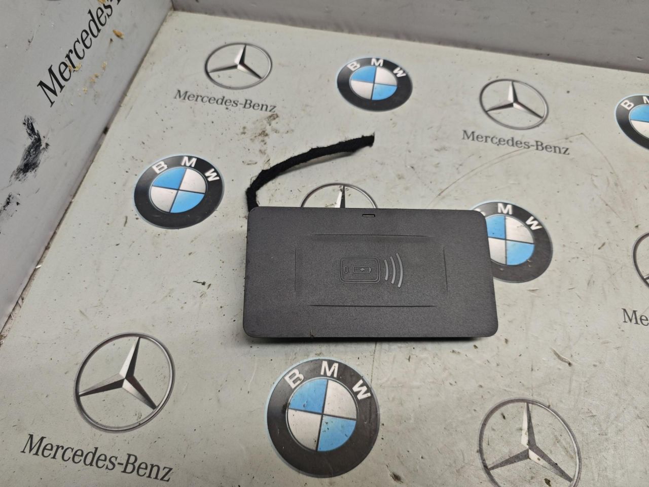 Беспроводное зарядное устройство BMW XM G09 2024, 4.4 л., бензин, 475, полный привод, 5A82C19 - фото №1