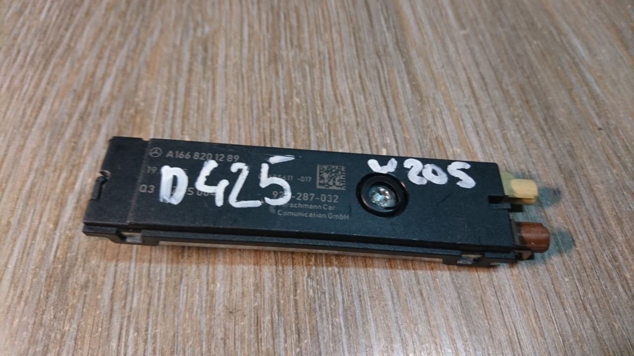 усилитель антенны Mercedes-Benz C-Класс W205/S205/C205 2015, 2.0 л., M 274.920, бензин, АКПП, седан, правый руль, A1668201289 - фото №1