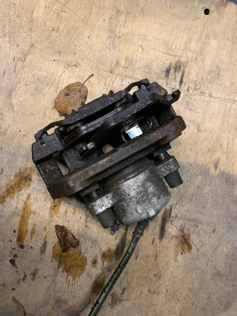 суппорт задний левый BMW 3 серия E90/E91/E92/E93 2006, 2.0 л., дизель, АКПП, седан - фото №1