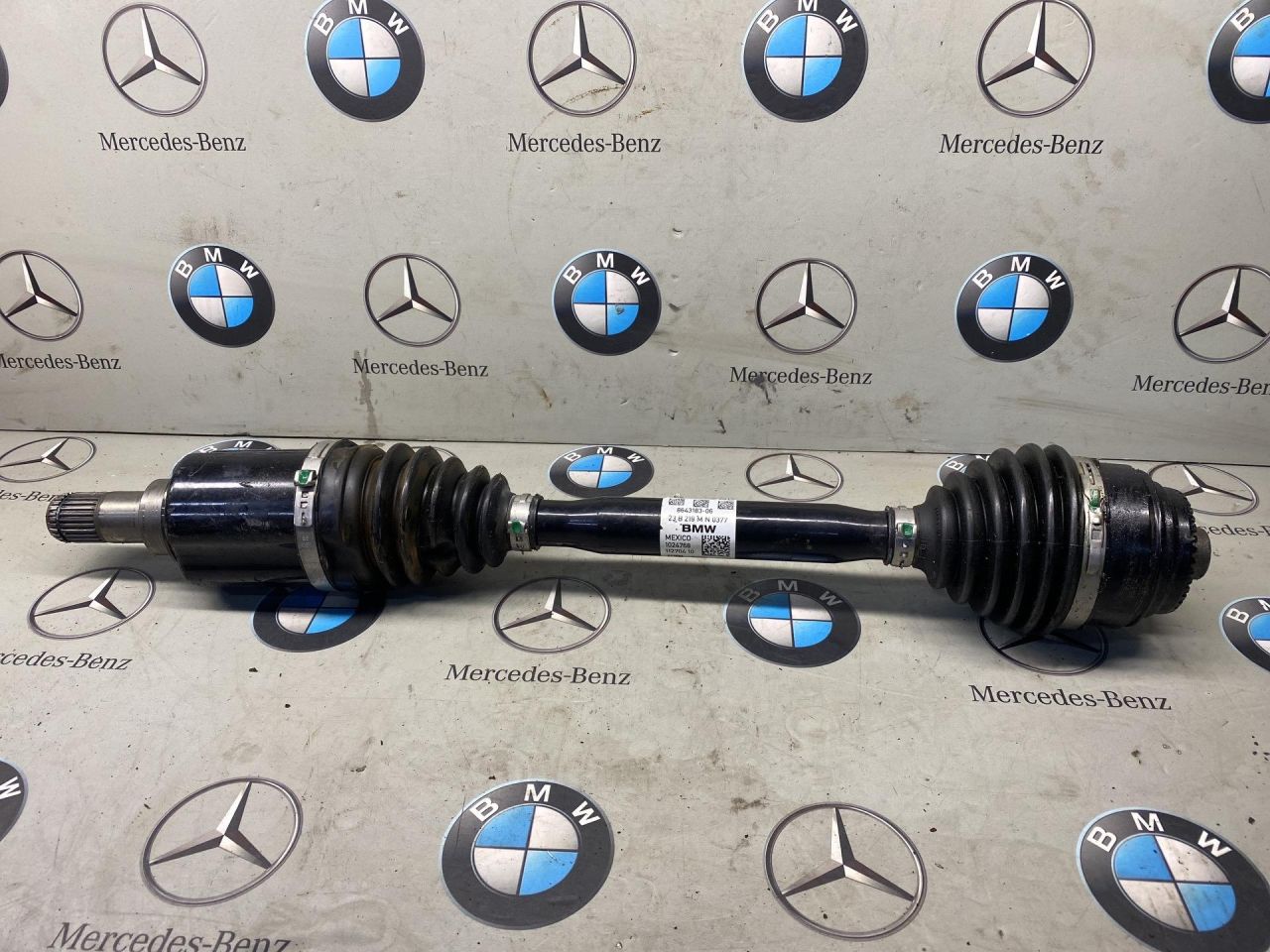 полуось передняя левая (приводной вал, ШРУС) BMW 2024, 2.0 л., бензин, 8643183 - фото №1