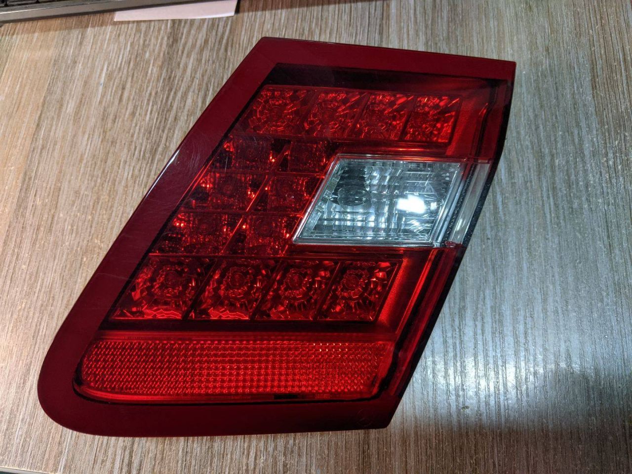 фонарь крышки багажника правый Mercedes-Benz E-Класс W212/S212/C207/A207 2010, 2.2 л., дизель, АКПП, седан, задний привод, правый руль, A2128200864 - фото №1