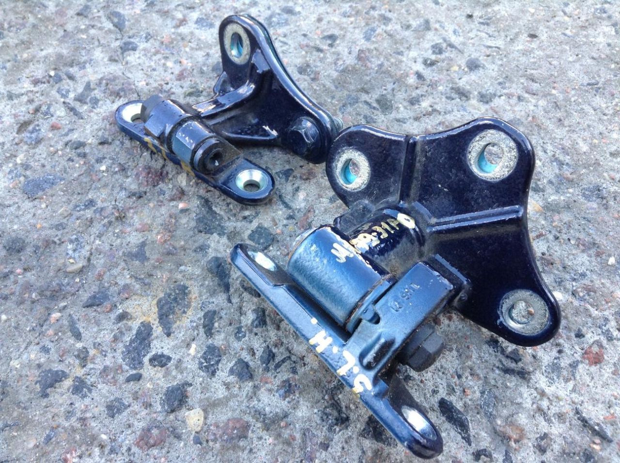 петля двери Mercedes-Benz M-Класс W164 2006, 3.0 л., OM 642.940, дизель, АКПП, внедорожник 5 дв. - фото №1