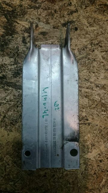 кронштейн переднего бампера Mercedes-Benz E-Класс W212/S212/C207/A207 2010, 2.1 л., OM 651.924, дизель, АКПП, серебристый, седан, 2126200595 - фото №1