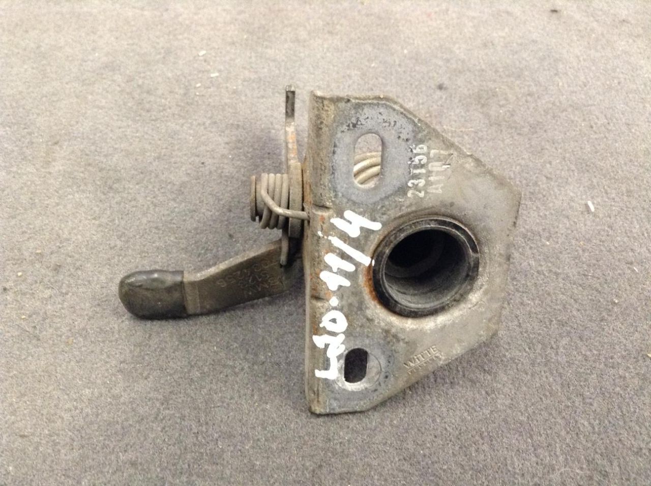 захватный крюк капота BMW 5 серия E60/E61 2006, 4.8 л., N62 B48 A, бензин, АКПП, универсал - фото №1