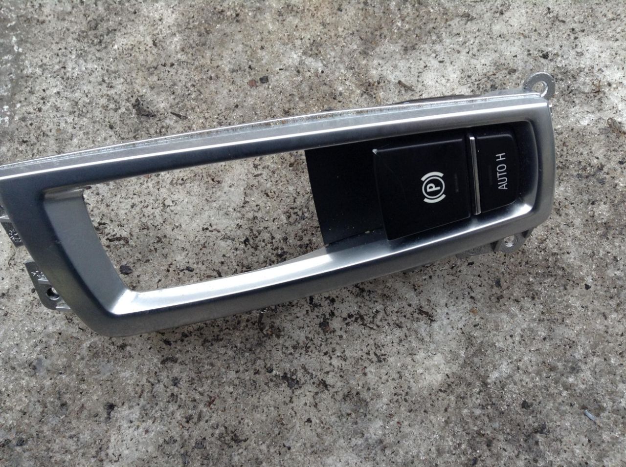 кнопка ручного тормоза (ручника) BMW X3 F25 2013, 2.0 л., N47 D20 C, дизель, АКПП, белый, внедорожник 5 дв., 9217594 - фото №1