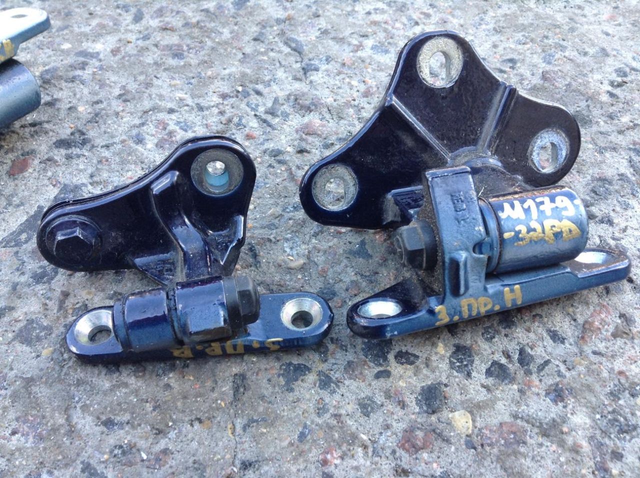 петля двери Mercedes-Benz M-Класс W164 2006, 3.0 л., OM 642.940, дизель, АКПП, внедорожник 5 дв. - фото №1