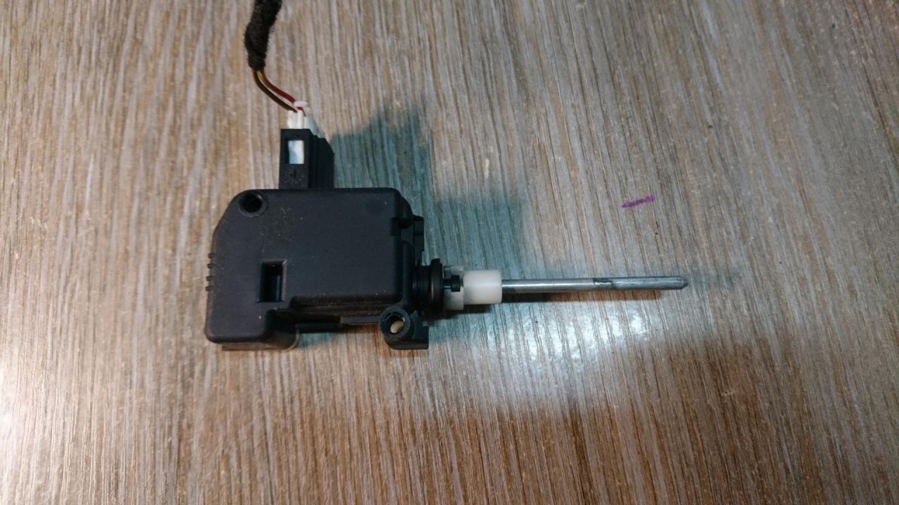 активатор замка крышки топливного бака Mercedes-Benz E-Класс W211/S211 2004, 3.2 л., OM 648.961, дизель, АКПП, универсал, A2038201997 - фото №1