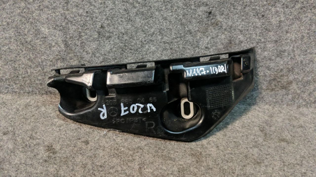 Крепление бампера переднего Mercedes-Benz E-Класс W212/S212/C207/A207 2011, 1.8 л., M 271.860, бензин, АКПП, черный, кабриолет, 2078850465, A2078850465 - фото №1