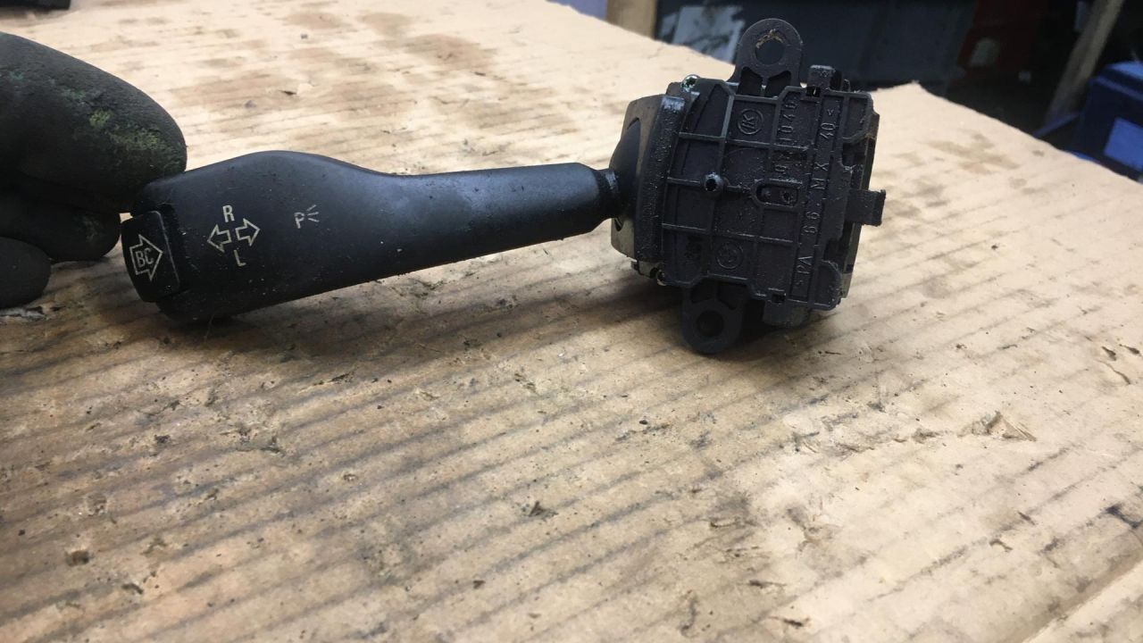 переключатель поворотов BMW 5 серия E39 2000, 2.5 л., бензин, АКПП, седан, 8363668 - фото №1