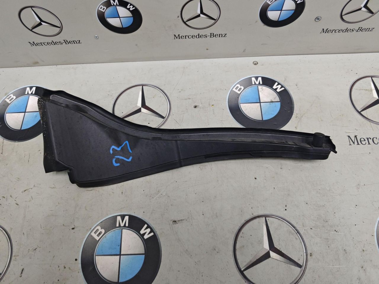 планка под капот BMW 2 серия Active Tourer F45 2015, 2.0 л., бензин, 7300517 - фото №1