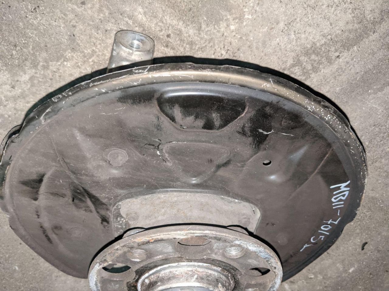 защитный кожух тормозного механизма Mercedes-Benz C-Класс W205/S205/C205 2015, 2.1 л., OM 651.921, дизель, АКПП, универсал, 0004230100, A0004230100 - фото №1