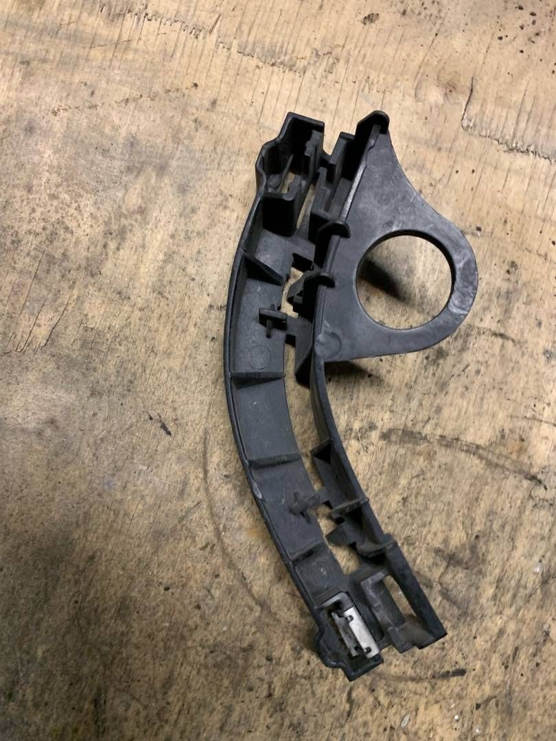 крепление фары правой BMW X5 E70 2009, 3.0 л., дизель, АКПП, внедорожник 5 дв., 7165472 - фото №1