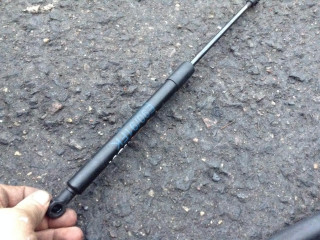 амортизатор капота BMW 3 серия E90/E91/E92/E93 [рестайлинг] 2008, 3.0 л., N54 B30 A, бензин, АКПП, седан