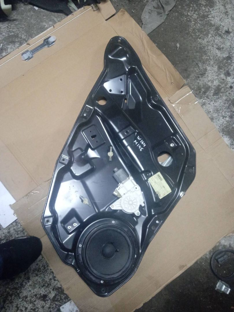 стеклоподъемник задний левый Mercedes-Benz GL-Класс X164 2007, 3.0 л., OM 642.940, дизель, АКПП, серебристый, внедорожник 5 дв., A1648203002 - фото №1