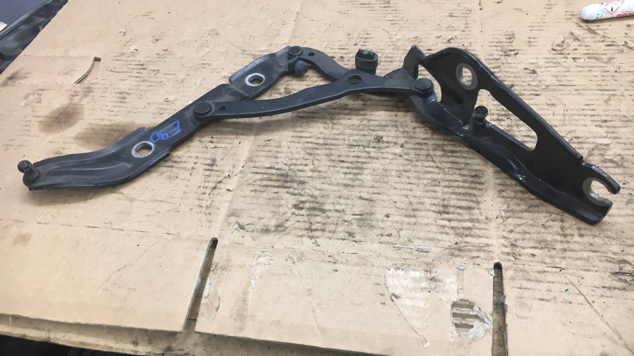 петля крышки багажника BMW 3 серия E90/E91/E92/E93 2007, 3.0 л., бензин, АКПП, купе, 7060628 - фото №1