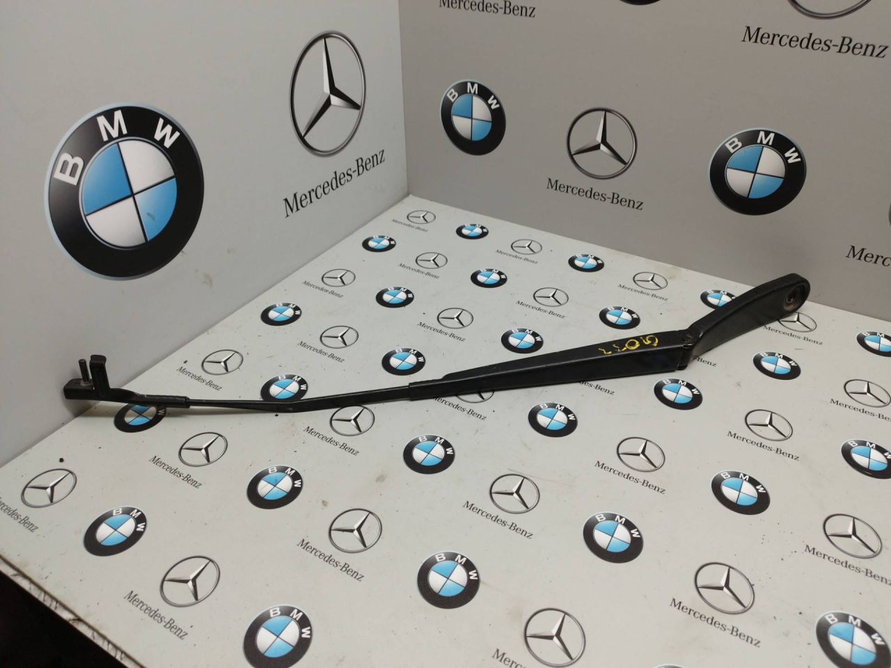 щеткодержатель (поводок стеклоочистителя, дворник) BMW X3 F25 2014, 2.8 л., бензин, 7213272 - фото №1