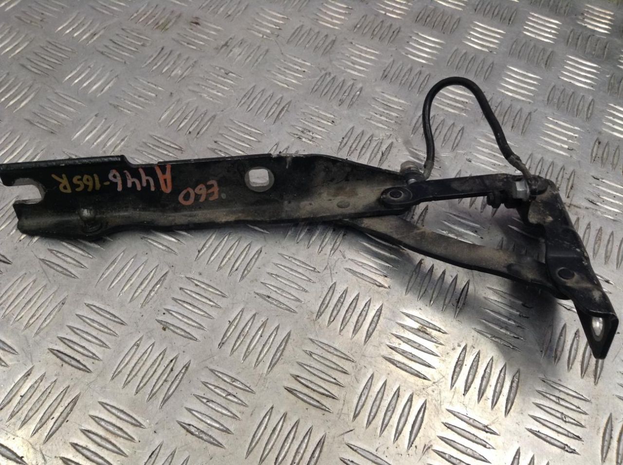 петля капота правая BMW 5 серия E60/E61 2005, 2.2 л., бензин, АКПП, седан, 7008728 - фото №1