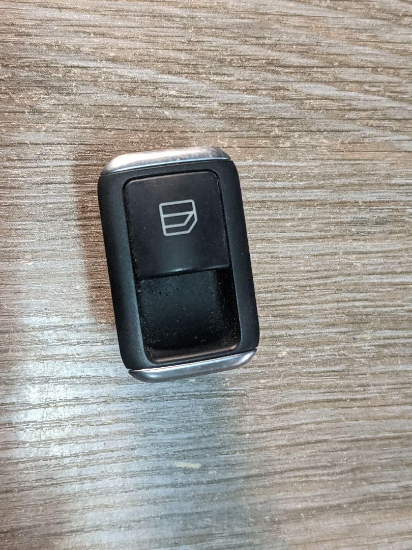 кнопка стеклоподъемника двери передней левой Mercedes-Benz M-Класс W166 2012, 2.1 л., OM 651.960, дизель, АКПП, мокрый асфальт, внедорожник 5 дв., A2049058102, 2049058102 - фото №1