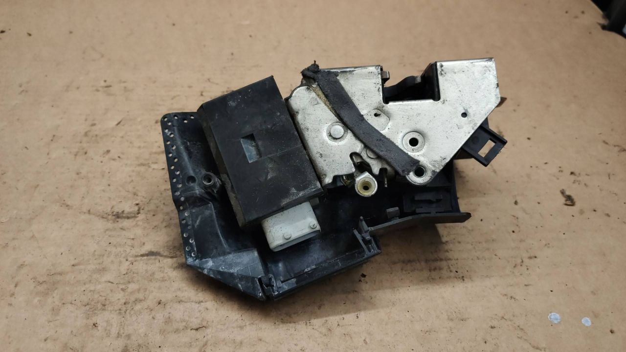 замок двери передней правой BMW 5 серия E39 2000 - фото №1