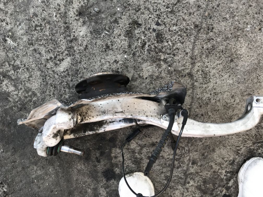 кулак поворотный правый BMW 7 серия F01/F02 2009, 4.4 л., N63 B44 A, бензин, АКПП, седан - фото №1